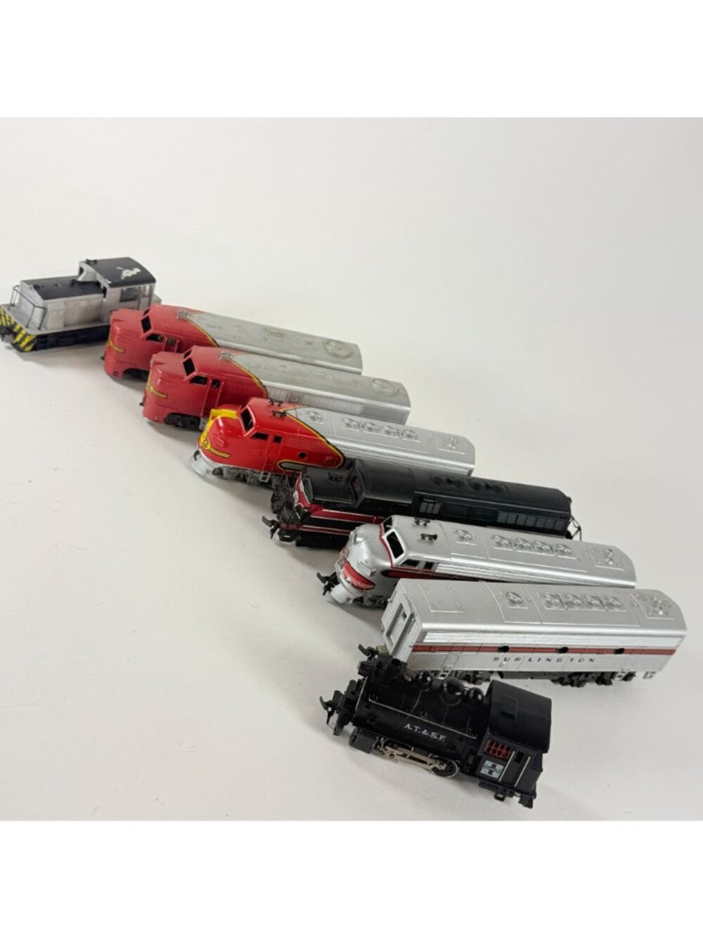 HO Locomotives Lot of 8 Santa Fe Burlington Rock Island & Others Parts As Is - Picture 10 of 10